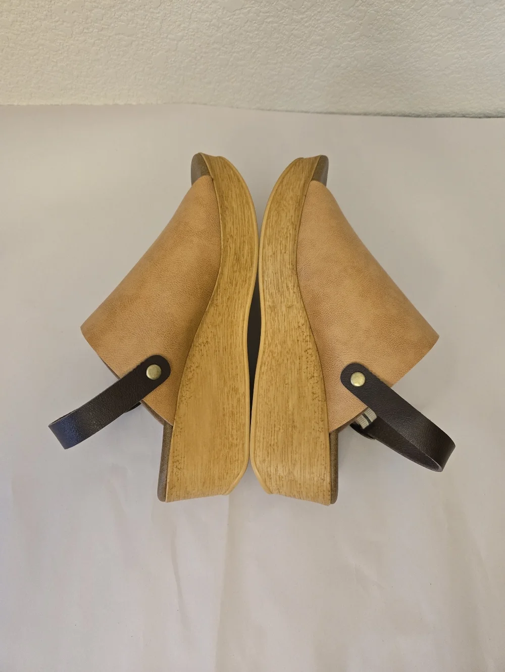 Joli Snob Womens Wedge Sandel Sz 8W Tan Faux Leather Adj Back Strap Summer